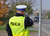 fot. poglądowa policjant ruchu drogowego z miernikiem prędkości