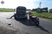 fot. uszkodzony motocykl i osobowa toyota