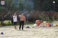 policjanci na plaży w czasie kręcenia spotu