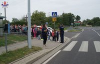 dzieci przechodzą przez przejście pod okiem policjanta