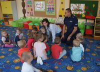 policjant i dzieci z przedszkola