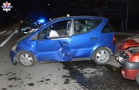 bok rozbitego mercedesa, w rogu przód uszkodzonego pojazdu m. Renault