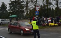 policjant kierujący ruchem w okolicach cmentarza