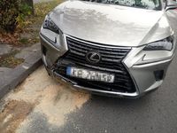 uszkodzony przód pojazdu marki Lexus