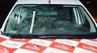 rozbita przednia szyba pojazdu m. Dacia, który uczestniczył w wypadku z udziałem pieszego na ul. Dzieci Zamojszczyzny