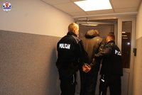 zatrzymany prowadzony przez policjantów