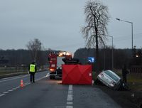 miejsce wypadku drogowego. VW  w rowie obok pojazd straży pożarnej