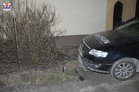 volkswagen, który wjechał w ogrodzenie