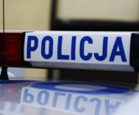 zainstalowana na dachu radiowozu lampa z napisem Policja