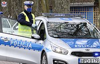 policjant przy radiowozie