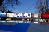 zainstalowana na dachu radiowozu lampa błyskowa z napisem Policja