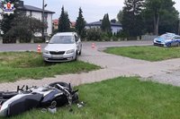 leżący na poboczu drogi motocykl, pojazd m. Skoda, policyjny radiowóz