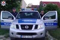 policjanci przy radiowozie