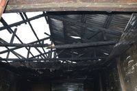 spalony dach budynku