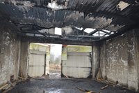 spalone wnętrze murowanego budynku
