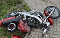 leżący na poboczu motocykl uszkodzony w wyniku wypadku