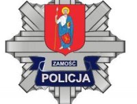 policyjna gwiazda z herbem Zamościa i napisem Policja
