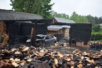 strawiony ogniem budynek stodoły oraz samochód