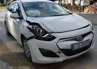 rozbity z przodu pojazd osobowy marki Hyundai