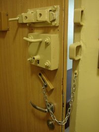 drzwi policyjnej celi