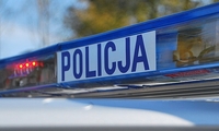 światła na dachu radiowozu z napisem Policja