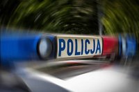 lampa na dachu radiowozu z napisem Policja