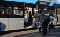 wchodzący do autobusu policjanci w czasie kontroli