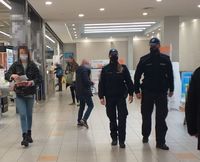 policyjny patrol w czasie kontroli idą pasażem galerii handlowej