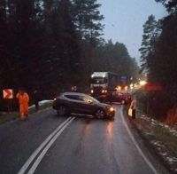 stojący w poprzek drogi nissan, w tle inne pojazdy