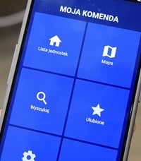 na telefonie komórkowym aplikacja Moja Komenda