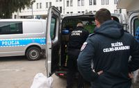 zbiórka darów dla uchodźców pod komendą. Policjant i celnicy.