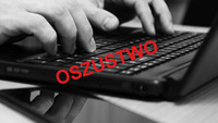 ręce na klawiaturze laptopa