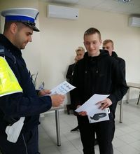 policjant podczas wręczania dyplomów laureatom Ogólnopolskiego Młodzieżowego Turnieju Motoryzacyjnego