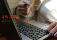 siedząca przed laptopem kobieta, napis - uwaga oszustwo