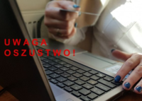 siedząca przed laptopem kobieta trzymająca w ręku  dowód osobistym, napis uwaga oszustwo
