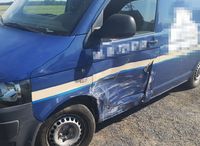 bus marki Volkswagen Transporter z uszkodzonym bokiem w wyniku zderzenia z innym samochodem