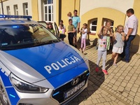 policyjny radiowóz i dzieci podczas festynu