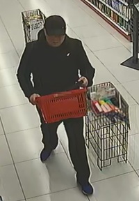 sylwetka mężczyzny podejrzewanego o kradzież perfum w sklepie kosmetycznym