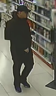 sylwetka mężczyzny podejrzewanego o kradzież perfum w sklepie kosmetycznym
