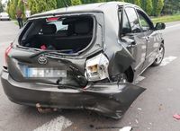 stojąca tyłem osobowa toyota uszkodzona w wyniku zdarzenia drogowego