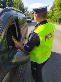 policjant podczas kontroli drogowej w czasie badania stanu trzeźwości kierującego