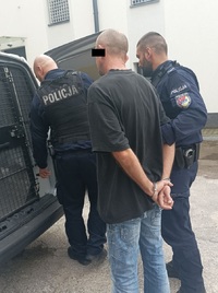 zatrzymany i dwóch policjantów