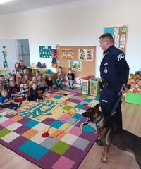 policjant z psem służbowym podczas spotkania z dziećmi w przedszkolu