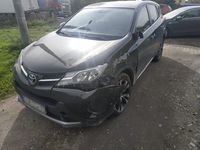 osobowa toyota z uszkodzonym przodem