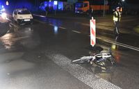 Miejsce potrącenia pieszej. Na jezdni leży rower, na jednym pasie ruchu stoi osobowe daewoo. Ulicą idzie policjant, który kieruje ruchem.