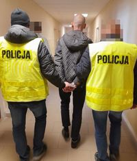 zatrzymany i dwóch nieumundurowanych policjantów w kamizelkach odblaskowych z napisem Policja