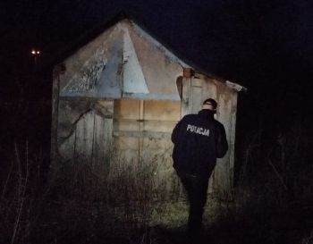 policjant w trakcie sprawdzania w nocy pustostanu