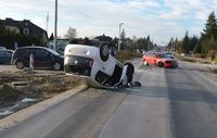 leżący na drodze na dachu volkswagen, w tle na drodze stoi uszkodzone audi