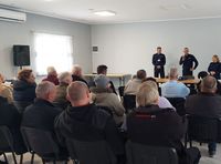 mieszkańcy gminy Nielisz w czasie debaty z policjantami