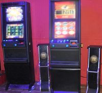 dwa automaty do gier hazardowych
